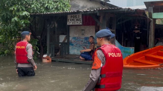 
					Personel dari satuan Brimob Polda Metro Jaya saat bertugas di wilayah banjir. (Foto: PMJ )