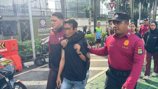 
					Salah seorang pemuda yang diduga copet sedang diamankan petugas. (Foto: PMJ)