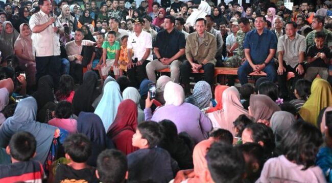Presiden Prabowo Subianto saat berada di tenga-tengah korban bencana alam Tapanuli Selatan. (Foto : Puspen TNI_