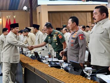 Panglima TNI Jenderal Agus Subiyanto saat berjabat tangan dengan Presiden Prabowo Subianto di acara Taklimat Awal Tahun 2026. (Foto : Puspen TNI )