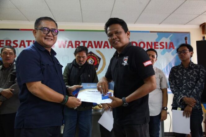 
					Sekretaris Umum PWI Jaya, Arman Suparman saat menyerahkan Piagan OKK dan Kartu Anggota Kepada peserta OKK. (Foto : PWI Jaya)