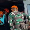 Tim SAR gabungan saat melakuakan evakuasi menggunakan helikopter. (Foto : Ist)
