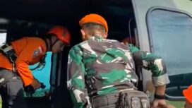 Tim SAR gabungan saat melakuakan evakuasi menggunakan helikopter. (Foto : Ist)