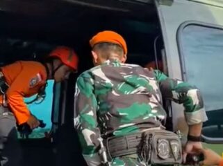 Tim SAR gabungan saat melakuakan evakuasi menggunakan helikopter. (Foto : Ist)