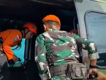 Tim SAR gabungan saat melakuakan evakuasi menggunakan helikopter. (Foto : Ist)