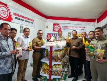 Asisten Perekonomian dan Pembangunan (Asekbang) Sekko Administrasi Jakarta Pusat Suprayogie bersama jajarannya saat meninjau Koperasi Kelurahan Merah Putih (KKMP) di Pos Terpadu RW 02, Jalan Telaga I, Kelurahan Cempaka Baru, Kecamatan Kemayoran, usai diresmikan . (Foto: Kominfotik Jakpus)
