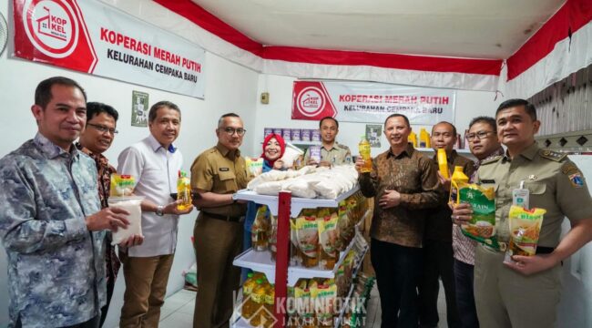 Asisten Perekonomian dan Pembangunan (Asekbang) Sekko Administrasi Jakarta Pusat Suprayogie bersama jajarannya saat meninjau Koperasi Kelurahan Merah Putih (KKMP) di Pos Terpadu RW 02, Jalan Telaga I, Kelurahan Cempaka Baru, Kecamatan Kemayoran, usai diresmikan . (Foto: Kominfotik Jakpus)