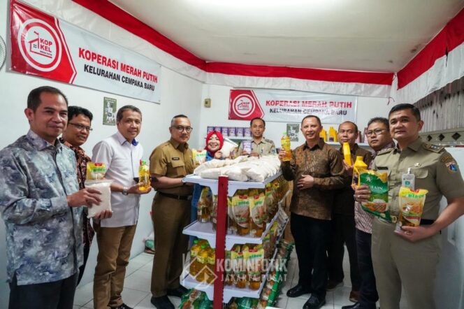 
					Asisten Perekonomian dan Pembangunan (Asekbang) Sekko Administrasi Jakarta Pusat Suprayogie bersama jajarannya saat meninjau Koperasi Kelurahan Merah Putih (KKMP) di Pos Terpadu RW 02, Jalan Telaga I, Kelurahan Cempaka Baru, Kecamatan Kemayoran, usai diresmikan . (Foto: Kominfotik Jakpus)