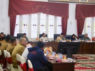 Mendagri Tito Karnavian saat memimpin pertemuan denagn Kepala Daerah Sumatera Barat. (Foto : Puspen  Kemendagri)