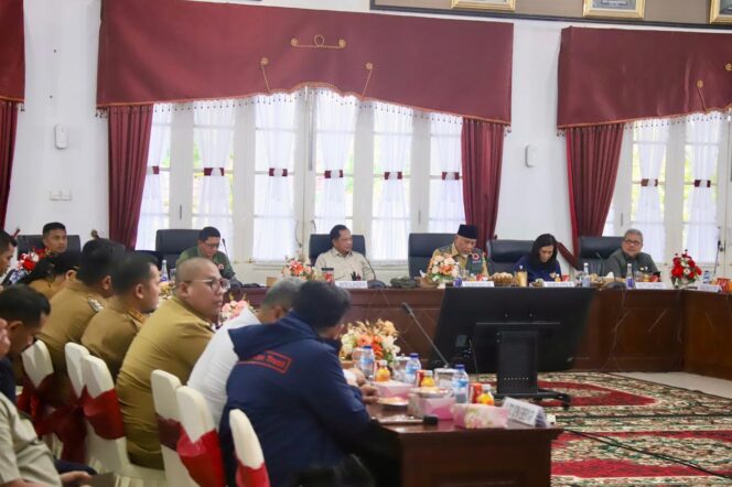 
					Mendagri Tito Karnavian saat memimpin pertemuan denagn Kepala Daerah Sumatera Barat. (Foto : Puspen  Kemendagri)