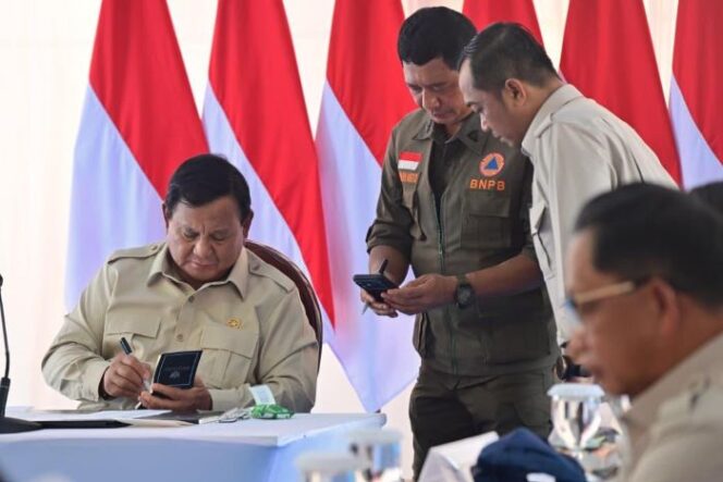 Presiden Prabowo Subianto saat berada di Tamiang Aceh. (Foto: BPMI Sesneg)