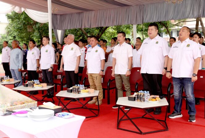 
					Wakil Menteri Pemuda dan Olahraga (Wamenpora), Taufik Hidayat, (nomor tiga dari kiri) saat menghadiri peresmian perkantoran baru pelatnas Pengurus Pusat Persatuan Bulu Tangkis Seluruh Indonesia (PP PBSI),. (Foto: PBSI)