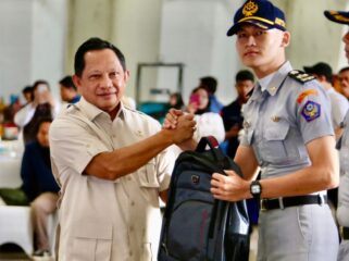 Mendagri Tito Karnavian saat berjabat tangan dengan salah seorang Taruna  Poltek KP . (Foto: Puspen Kemendagri)
