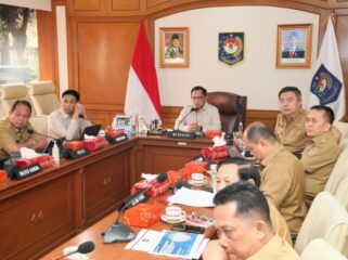 Mendagri Tito karnavian saat memimpin Rapat Koordinasi Pendataan Kerusakan Rumah, Fasilitas Umum, dan Jumlah Pengungsi Terbaru Pascabencana di Wilayah Sumatra yang digelar secara virtual dari Jakarta, Selasa (6/1/2026). (Foto: Puspen Kemendagri)