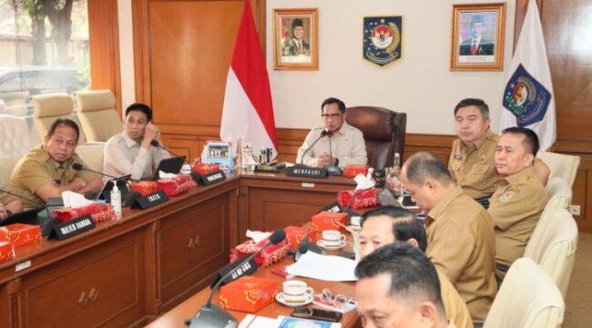 Mendagri Tito karnavian saat memimpin Rapat Koordinasi Pendataan Kerusakan Rumah, Fasilitas Umum, dan Jumlah Pengungsi Terbaru Pascabencana di Wilayah Sumatra yang digelar secara virtual dari Jakarta, Selasa (6/1/2026). (Foto: Puspen Kemendagri)