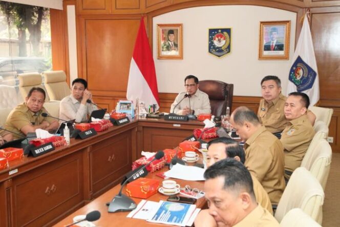 
					Mendagri Tito karnavian saat memimpin Rapat Koordinasi Pendataan Kerusakan Rumah, Fasilitas Umum, dan Jumlah Pengungsi Terbaru Pascabencana di Wilayah Sumatra yang digelar secara virtual dari Jakarta, Selasa (6/1/2026). (Foto: Puspen Kemendagri)