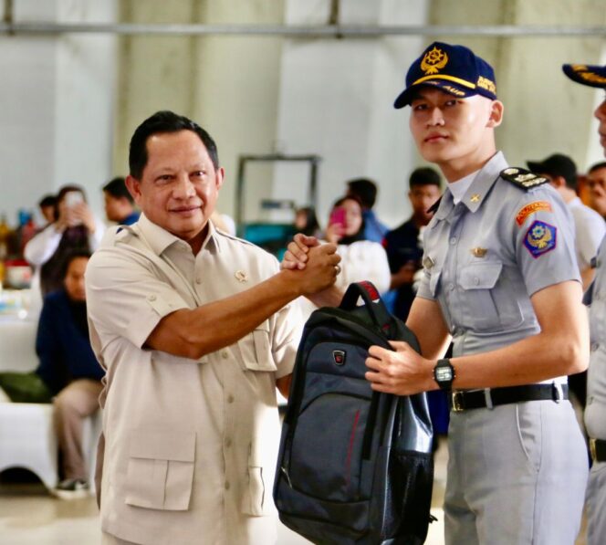 
					Mendagri Tito Karnavian saat berjabat tangan dengan salah seorang Taruna  Poltek KP . (Foto: Puspen Kemendagri)