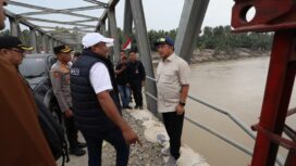 Menteri Dalam Negeri (Mendagri) Muhammad Tito Karnavian sekaligus Ketua Satuan Tugas (Kasatgas) Percepatan Rehabilitasi dan Rekonstruksi Pascabencana Sumatera saat meninjau secara langsung infrastruktur jembatan di Kabupaten Bireuen, Aceh, Rabu (21/1/2026).. (Foto : Puspen Kemenadgri)