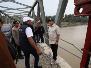Menteri Dalam Negeri (Mendagri) Muhammad Tito Karnavian sekaligus Ketua Satuan Tugas (Kasatgas) Percepatan Rehabilitasi dan Rekonstruksi Pascabencana Sumatera saat meninjau secara langsung infrastruktur jembatan di Kabupaten Bireuen, Aceh, Rabu (21/1/2026).. (Foto : Puspen Kemenadgri)
