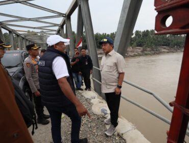 Menteri Dalam Negeri (Mendagri) Muhammad Tito Karnavian sekaligus Ketua Satuan Tugas (Kasatgas) Percepatan Rehabilitasi dan Rekonstruksi Pascabencana Sumatera saat meninjau secara langsung infrastruktur jembatan di Kabupaten Bireuen, Aceh, Rabu (21/1/2026).. (Foto : Puspen Kemenadgri)