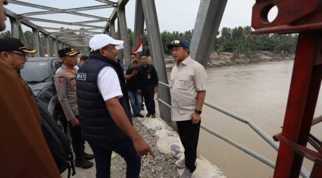 Menteri Dalam Negeri (Mendagri) Muhammad Tito Karnavian sekaligus Ketua Satuan Tugas (Kasatgas) Percepatan Rehabilitasi dan Rekonstruksi Pascabencana Sumatera saat meninjau secara langsung infrastruktur jembatan di Kabupaten Bireuen, Aceh, Rabu (21/1/2026).. (Foto : Puspen Kemenadgri)