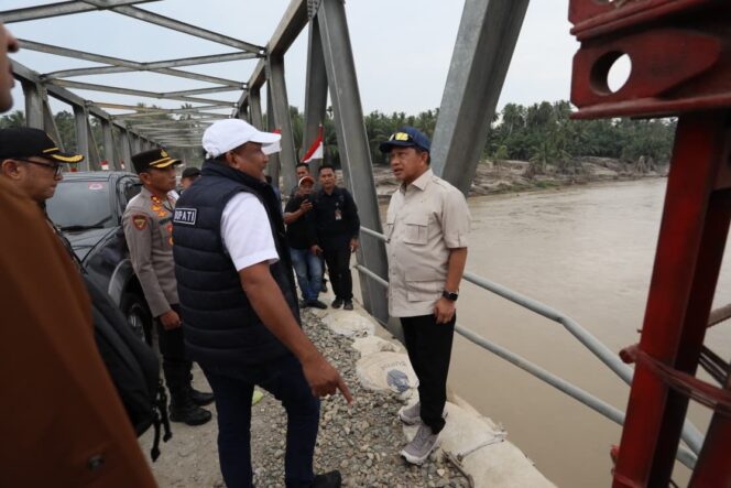 
					Menteri Dalam Negeri (Mendagri) Muhammad Tito Karnavian sekaligus Ketua Satuan Tugas (Kasatgas) Percepatan Rehabilitasi dan Rekonstruksi Pascabencana Sumatera saat meninjau secara langsung infrastruktur jembatan di Kabupaten Bireuen, Aceh, Rabu (21/1/2026).. (Foto : Puspen Kemenadgri)
