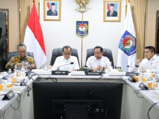 Menteri Dalam Negeri Tito karnavian (Tengah Kanan) ditunjuka Presiden sebagai Ketua Satgas percepatan Bencana di Sumatra. (Foto: Puspen Kemendagri)