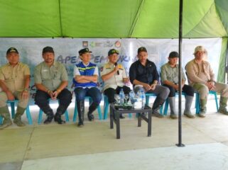 Mendagri Tito Karnavian (tengah) saat berda di posko pengungsian. (Foto: Puspen Kemendagri)