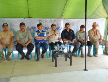 Mendagri Tito Karnavian (tengah) saat berda di posko pengungsian. (Foto: Puspen Kemendagri)