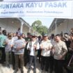 Ketua Satuan Tugas (Kasatgas) Percepatan Rehabilitasi dan Rekonstruksi Pascabencana (PRRP) Sumatera Muhammad Tito Karnavian saat meresmikan Hunian Sementara (Huntara) Kayu Pasak di Kabupaten Agam, Sumatera Barat (Sumbar), Sabtu (24/1/2025).(Foto: Puspen Kemendagri)