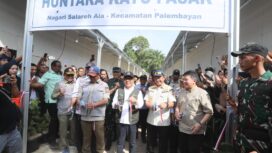 Ketua Satuan Tugas (Kasatgas) Percepatan Rehabilitasi dan Rekonstruksi Pascabencana (PRRP) Sumatera Muhammad Tito Karnavian saat meresmikan Hunian Sementara (Huntara) Kayu Pasak di Kabupaten Agam, Sumatera Barat (Sumbar), Sabtu (24/1/2025).(Foto: Puspen Kemendagri)