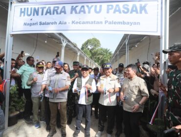Ketua Satuan Tugas (Kasatgas) Percepatan Rehabilitasi dan Rekonstruksi Pascabencana (PRRP) Sumatera Muhammad Tito Karnavian saat meresmikan Hunian Sementara (Huntara) Kayu Pasak di Kabupaten Agam, Sumatera Barat (Sumbar), Sabtu (24/1/2025).(Foto: Puspen Kemendagri)