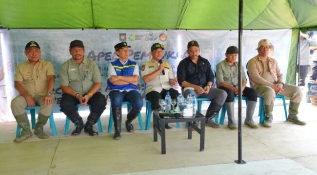 Mendagri Tito Karnavian (tengah) saat berda di posko pengungsian. (Foto: Puspen Kemendagri)