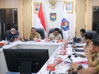 Menteri Dalam Negeri (Mendagri) selaku Ketua Satuan Tugas (Kasatgas) Percepatan Rehabilitasi dan Rekonstruksi Pascabencana Sumatera Muhammad Tito Karnavian saat bmemimpin Rapat Koordinasi (Rakor) . (Foto: Puspen Kemendagri)