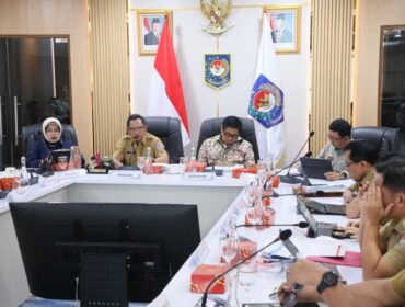 Menteri Dalam Negeri (Mendagri) selaku Ketua Satuan Tugas (Kasatgas) Percepatan Rehabilitasi dan Rekonstruksi Pascabencana Sumatera Muhammad Tito Karnavian saat bmemimpin Rapat Koordinasi (Rakor) . (Foto: Puspen Kemendagri)