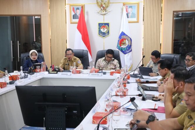 
					Menteri Dalam Negeri (Mendagri) selaku Ketua Satuan Tugas (Kasatgas) Percepatan Rehabilitasi dan Rekonstruksi Pascabencana Sumatera Muhammad Tito Karnavian saat bmemimpin Rapat Koordinasi (Rakor) . (Foto: Puspen Kemendagri)