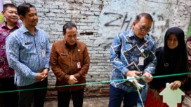 Wali Kota Jakarta Pusat Drs Arifin M.AP. saat mengguntiing pita sebagai tanda diresmikannya ru,ah warga korban kebakaran di wilayah Bungur Kecamatan Senen. (Foto : Pokja PWI Jakpus)