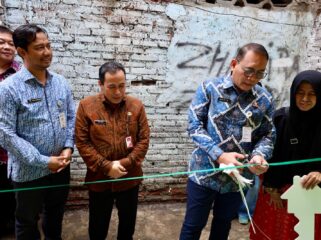 Wali Kota Jakarta Pusat Drs Arifin M.AP. saat mengguntiing pita sebagai tanda diresmikannya ru,ah warga korban kebakaran di wilayah Bungur Kecamatan Senen. (Foto : Pokja PWI Jakpus)