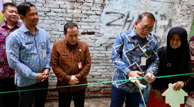 Wali Kota Jakarta Pusat Drs Arifin M.AP. saat mengguntiing pita sebagai tanda diresmikannya ru,ah warga korban kebakaran di wilayah Bungur Kecamatan Senen. (Foto : Pokja PWI Jakpus)