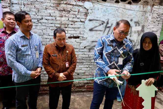 
					Wali Kota Jakarta Pusat Drs Arifin M.AP. saat mengguntiing pita sebagai tanda diresmikannya ru,ah warga korban kebakaran di wilayah Bungur Kecamatan Senen. (Foto : Pokja PWI Jakpus)