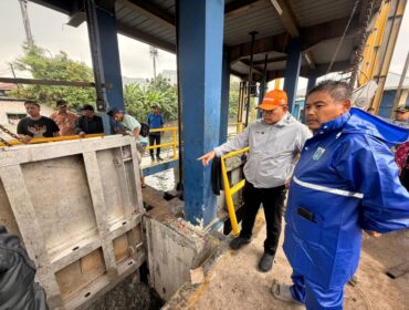 Wali Kota Jakarta Pusat Drs. Arifin M. AP meninjau Rumah Pompa Kali Item. (foto: Kominfotik Jakpus)