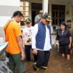 Wali Kota Jakarta saat meninjau pemukiman warga yang terkena banjir akibat luapan Kali Krukut. (Foto : Kominfotik Jakpus)