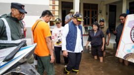 Wali Kota Jakarta saat meninjau pemukiman warga yang terkena banjir akibat luapan Kali Krukut. (Foto : Kominfotik Jakpus)