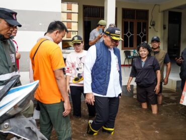 Wali Kota Jakarta saat meninjau pemukiman warga yang terkena banjir akibat luapan Kali Krukut. (Foto : Kominfotik Jakpus)