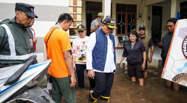 Wali Kota Jakarta saat meninjau pemukiman warga yang terkena banjir akibat luapan Kali Krukut. (Foto : Kominfotik Jakpus)