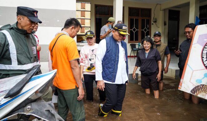 
					Wali Kota Jakarta saat meninjau pemukiman warga yang terkena banjir akibat luapan Kali Krukut. (Foto : Kominfotik Jakpus)