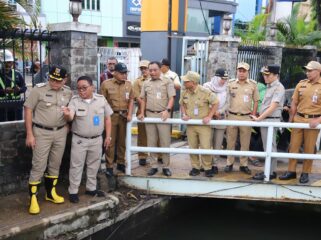 Wali Kota Jakarta Drs. Arifin M.AP saat melakukan sidak. (Foto: Kominfotik)
