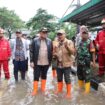 Wali Kota Jakarta Pusat Arifin saat meninjau banjir di Cempaka Putih 
(Foto ; Kominfotik Jakpus) 