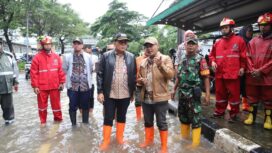 Wali Kota Jakarta Pusat Arifin saat meninjau banjir di Cempaka Putih 
(Foto ; Kominfotik Jakpus) 