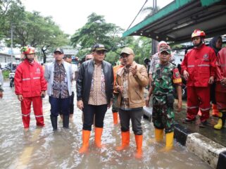 Wali Kota Jakarta Pusat Arifin saat meninjau banjir di Cempaka Putih 
(Foto ; Kominfotik Jakpus) 